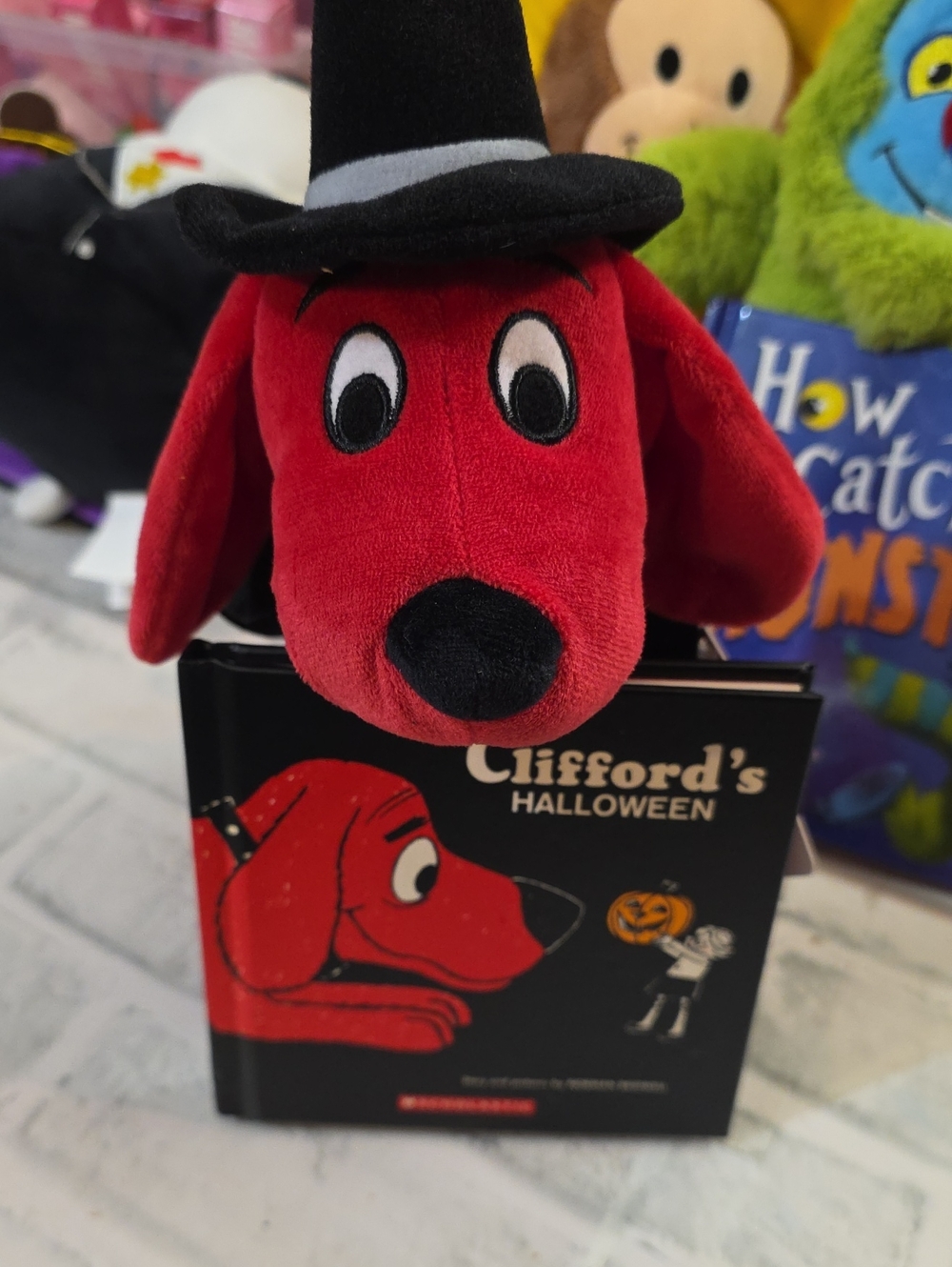 CLIFFORD THE BID RED DOG WITH HALLOWEEN BOOK